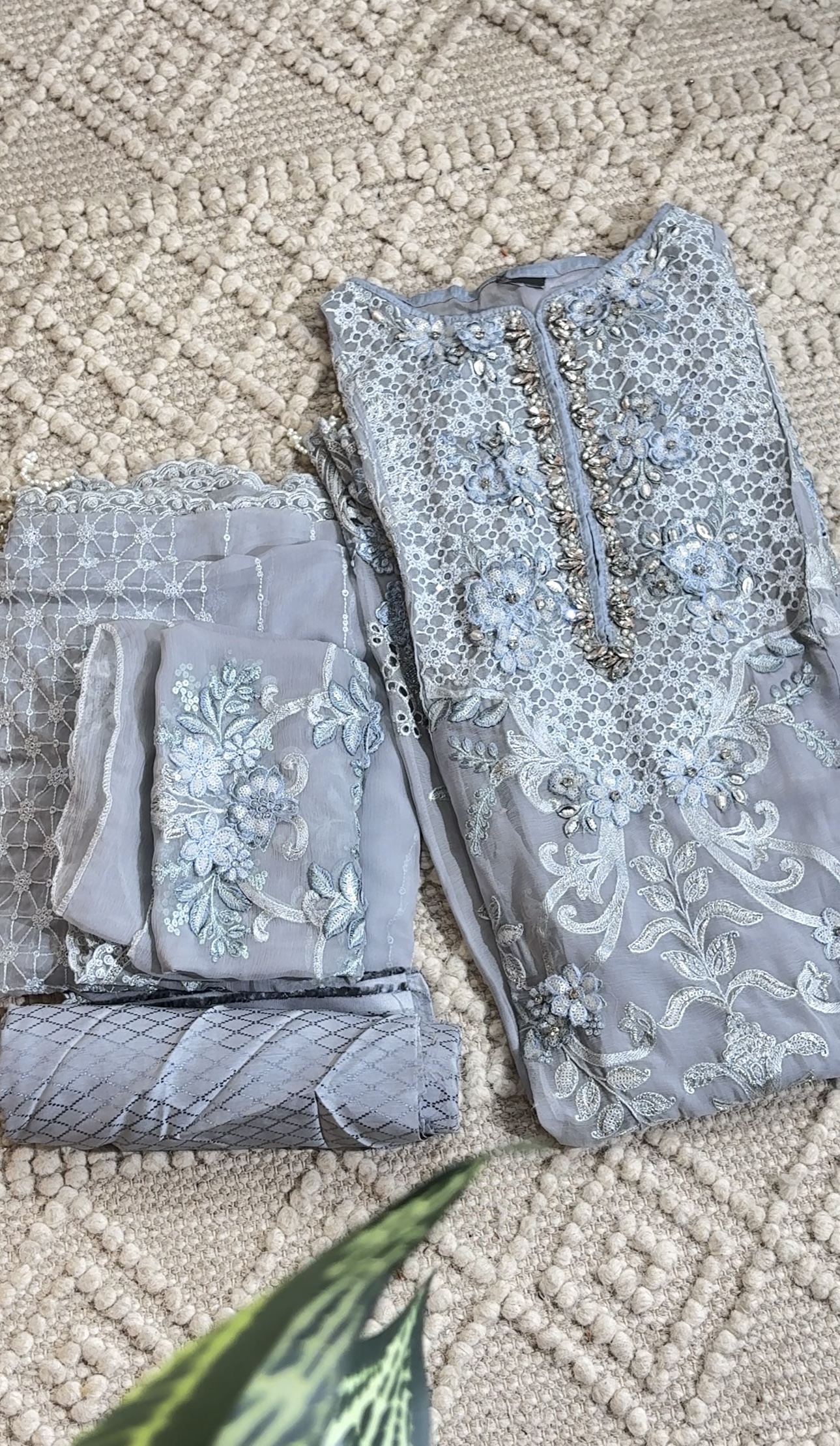 Mariya B Elegant Pakistani Suit - Image 3